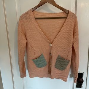Vintage light pink sweater with mismatching color buttons